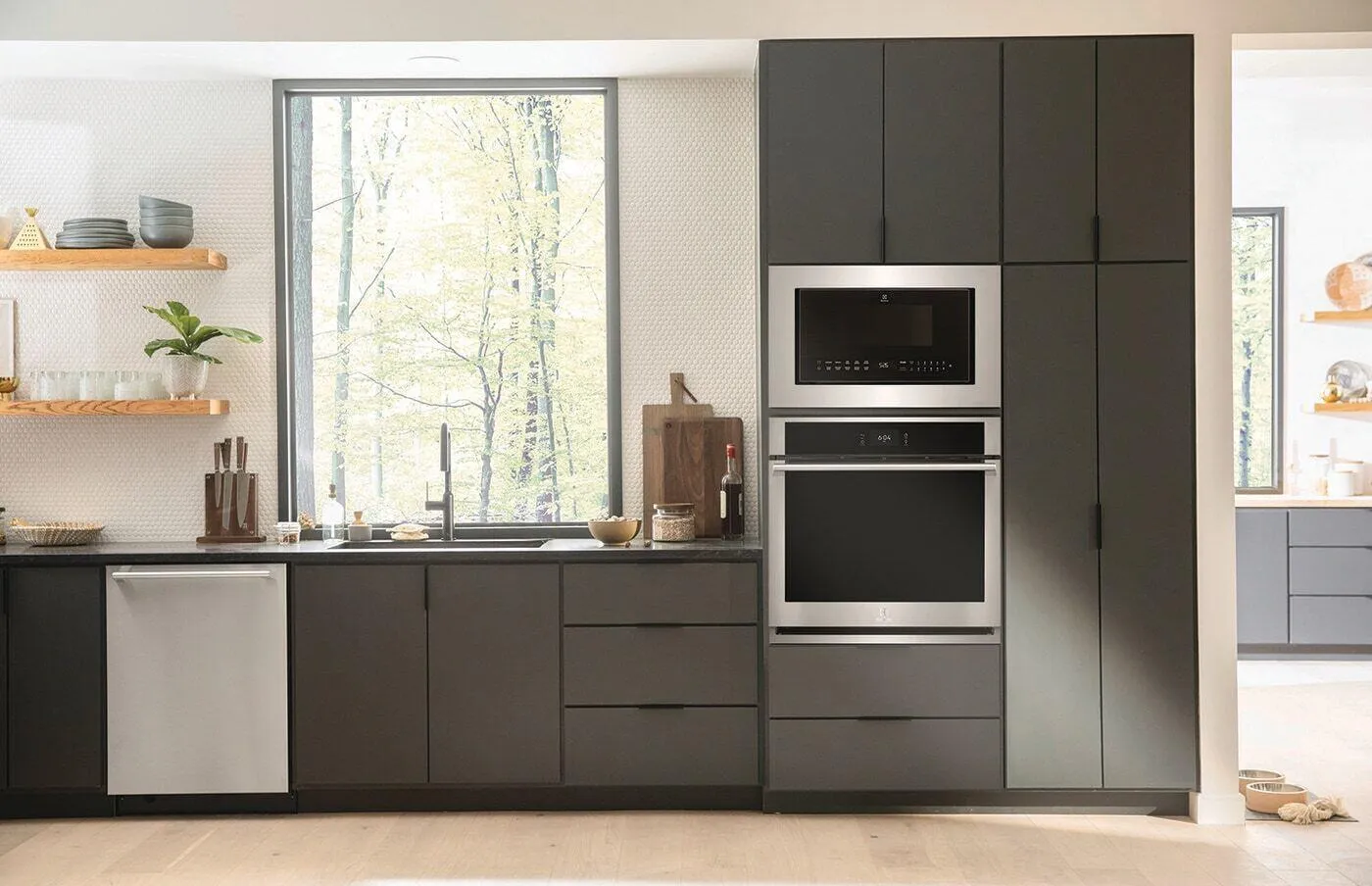 Electrolux EMBS2411AB 24 Built-In Side Swing Microwave Oven
