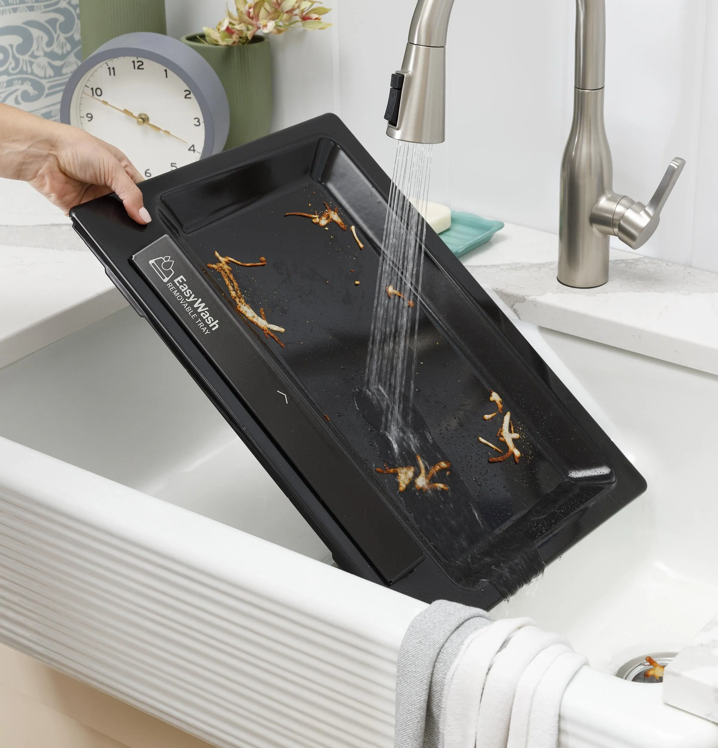 Ge Appliances GGF600AVES Ge 30 Free-Standing Gas Convection Range With No Preheat Air Fry And Easywash&#8482; Oven Tray