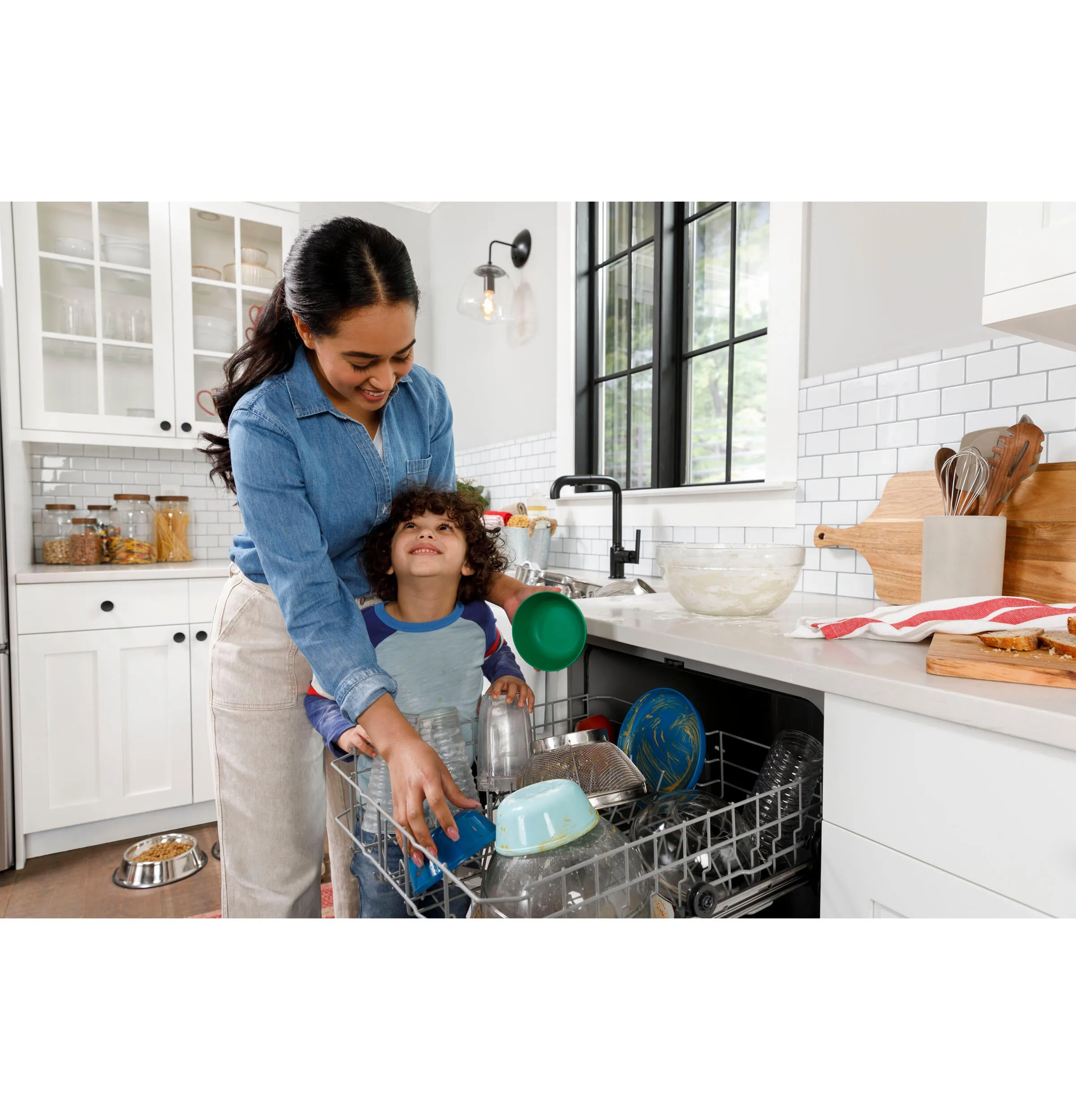 Hotpoint HDF310PGRWW Hotpoint One Button Dishwasher With Plastic Interior